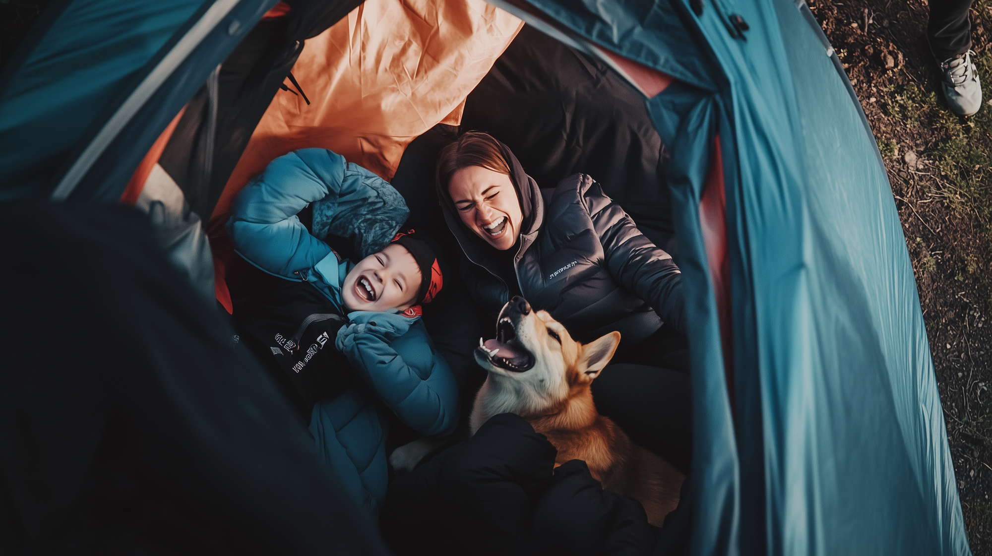 Famiglia in tenda con cane